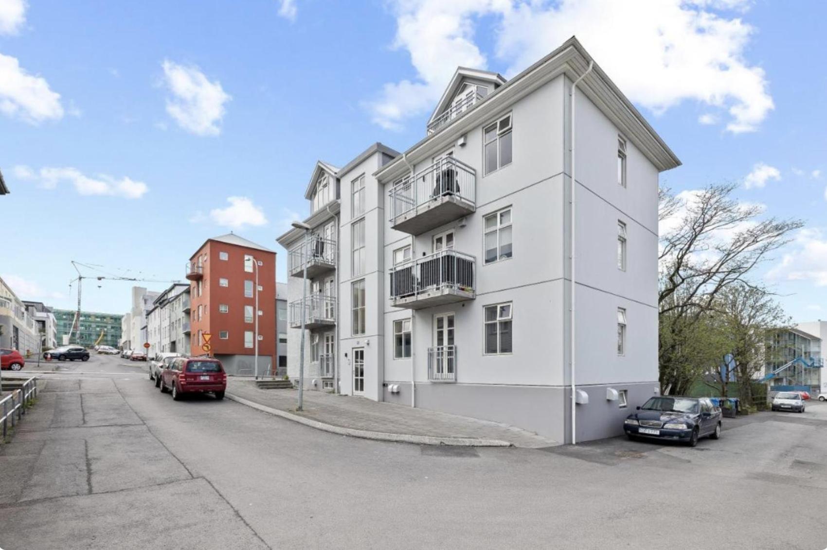 Cheerful Down Town Apartment Рейкьявик Экстерьер фото