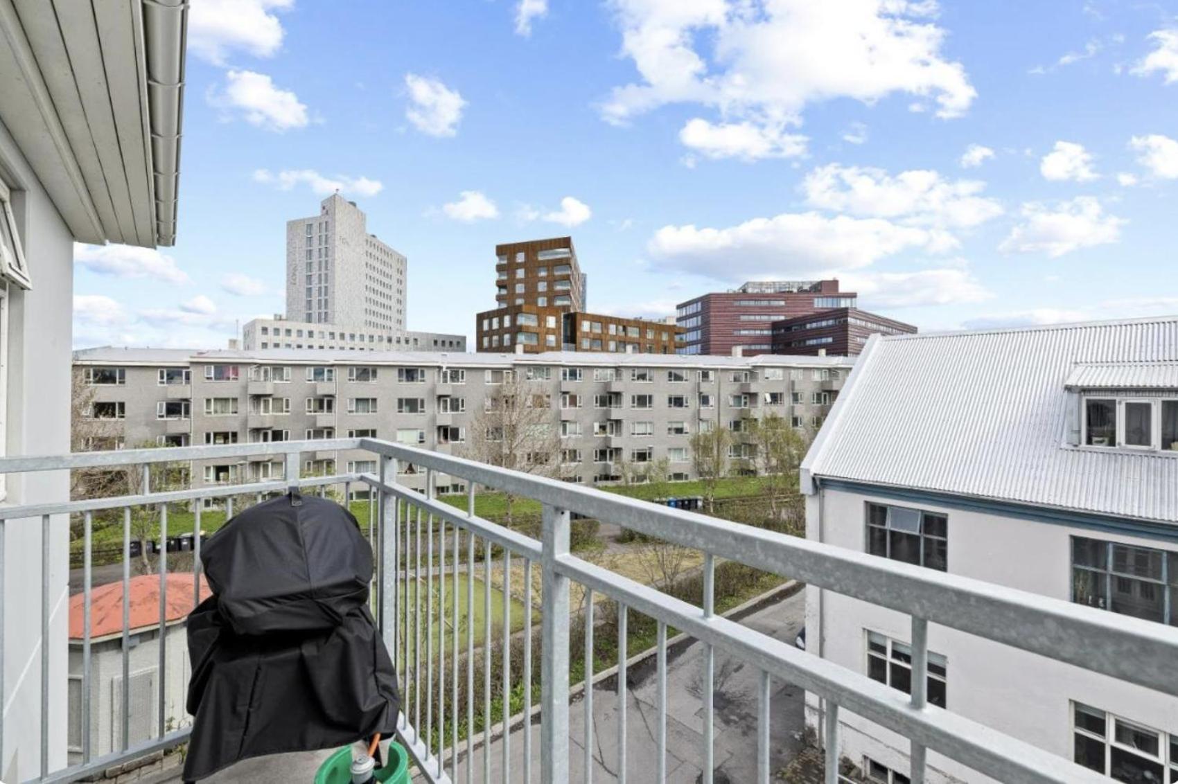 Cheerful Down Town Apartment Рейкьявик Экстерьер фото