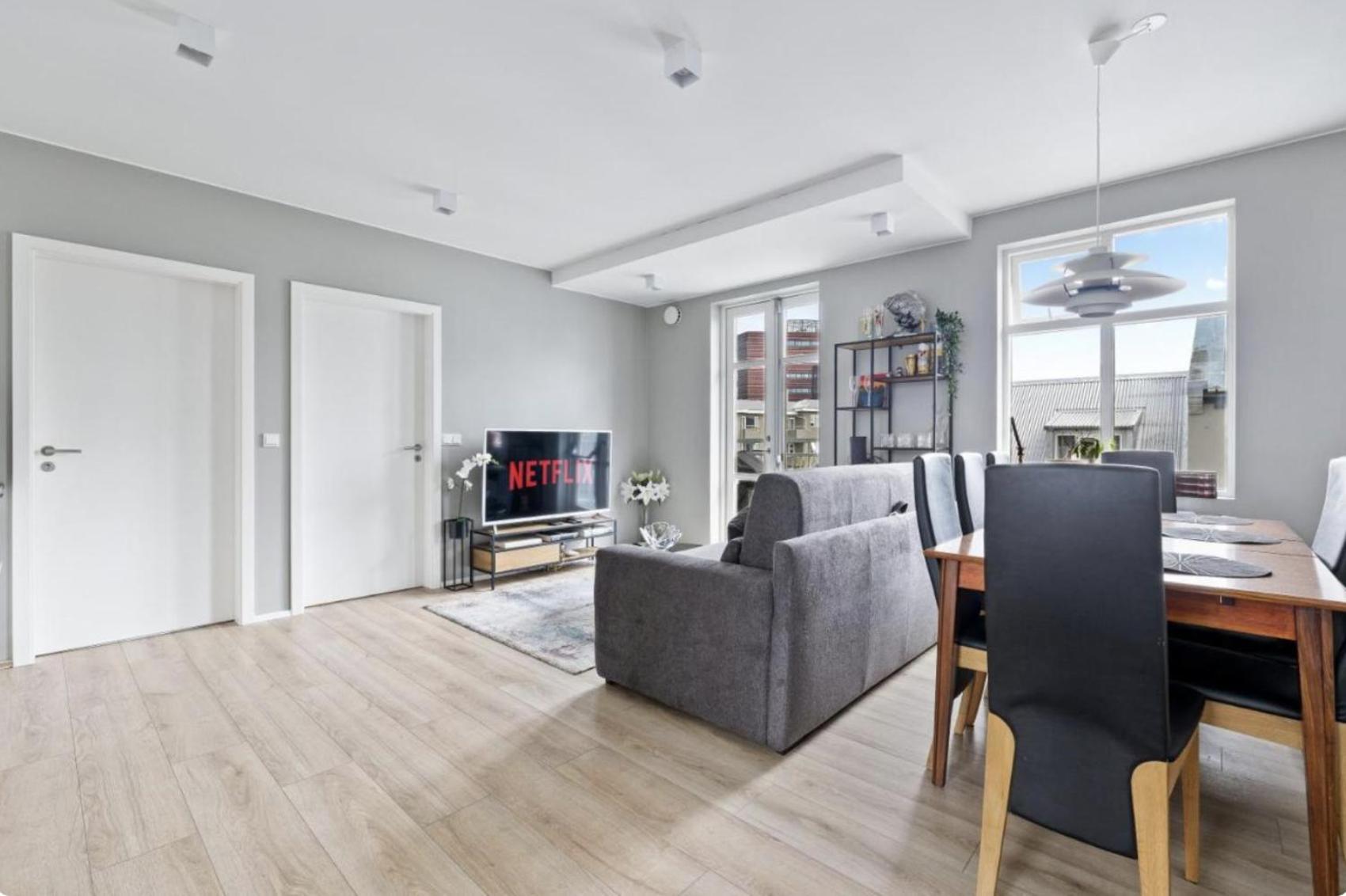 Cheerful Down Town Apartment Рейкьявик Экстерьер фото